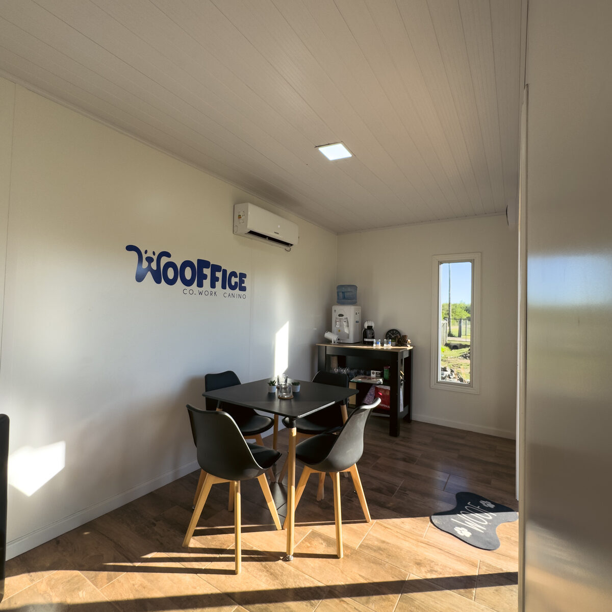 Interior del co-work canino Wooffice en Yuquerí
